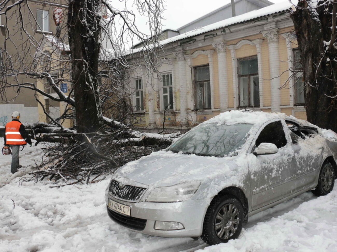 Харьковскую область продолжают спасать от последствий внезапного сильного снегопада