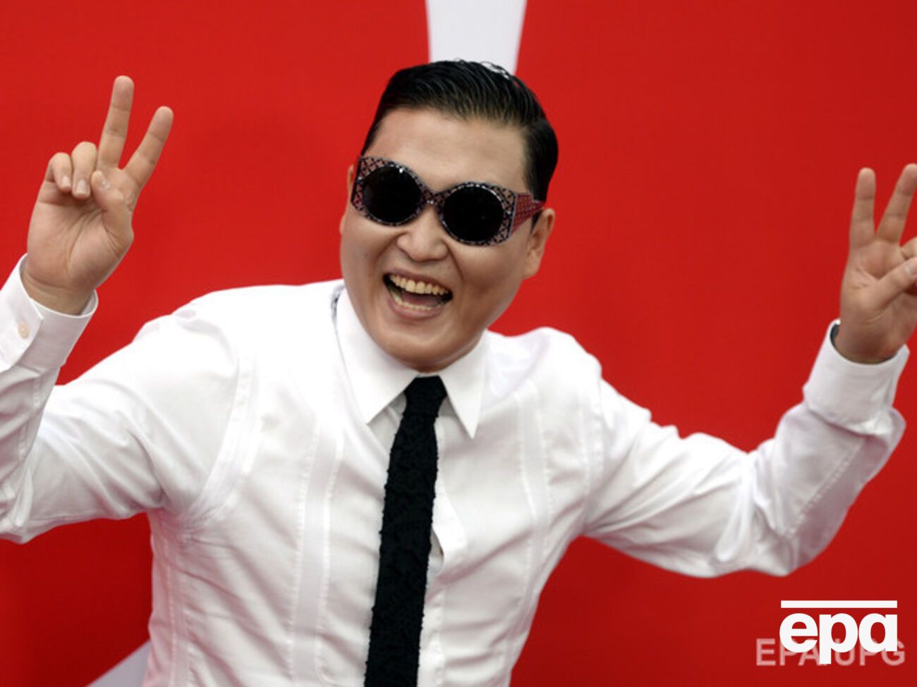 По сюжету ролика, герой Psy --- человек, мечтающий о славе и жизни звезд