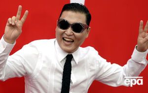 По сюжету ролика, герой Psy --- человек, мечтающий о славе и жизни звезд