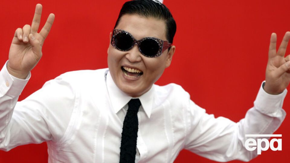 По сюжету ролика, герой Psy --- человек, мечтающий о славе и жизни звезд