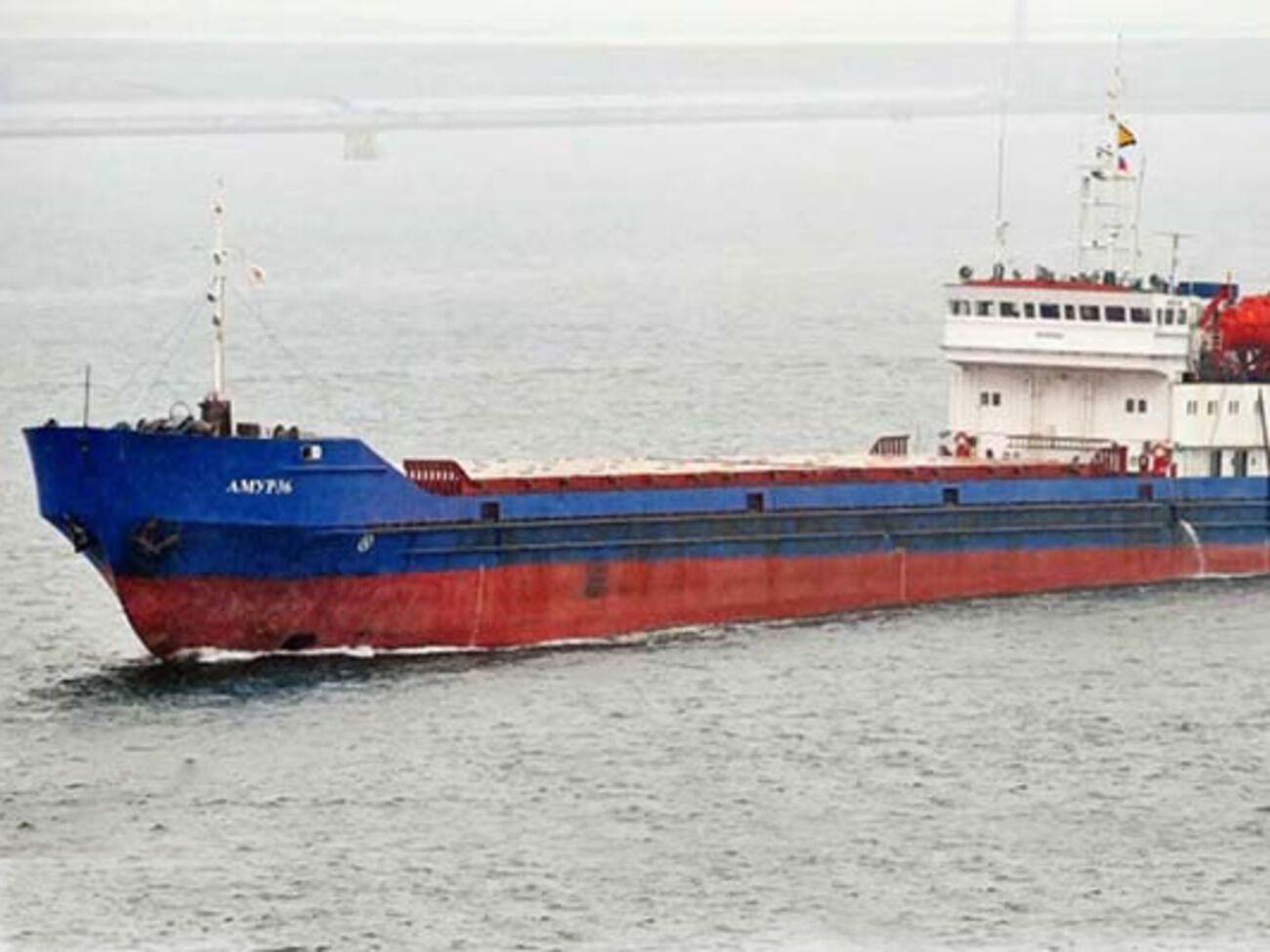 Сухогруз "Амур-36" сел на мель в 500 м от берега