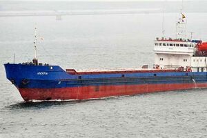 Сухогруз "Амур-36" сел на мель в 500 м от берега