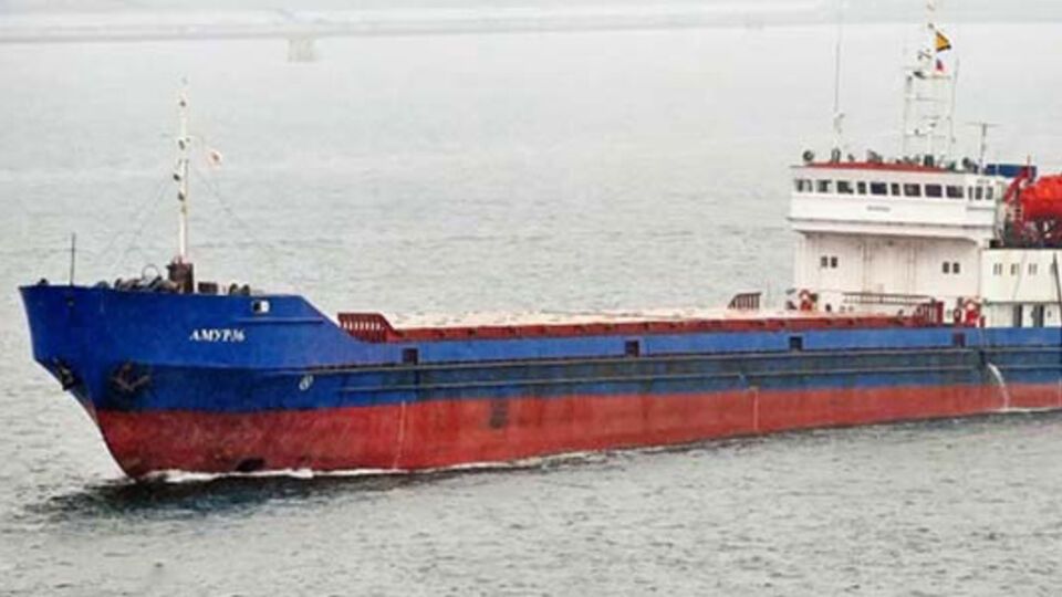 Сухогруз "Амур-36" сел на мель в 500 м от берега