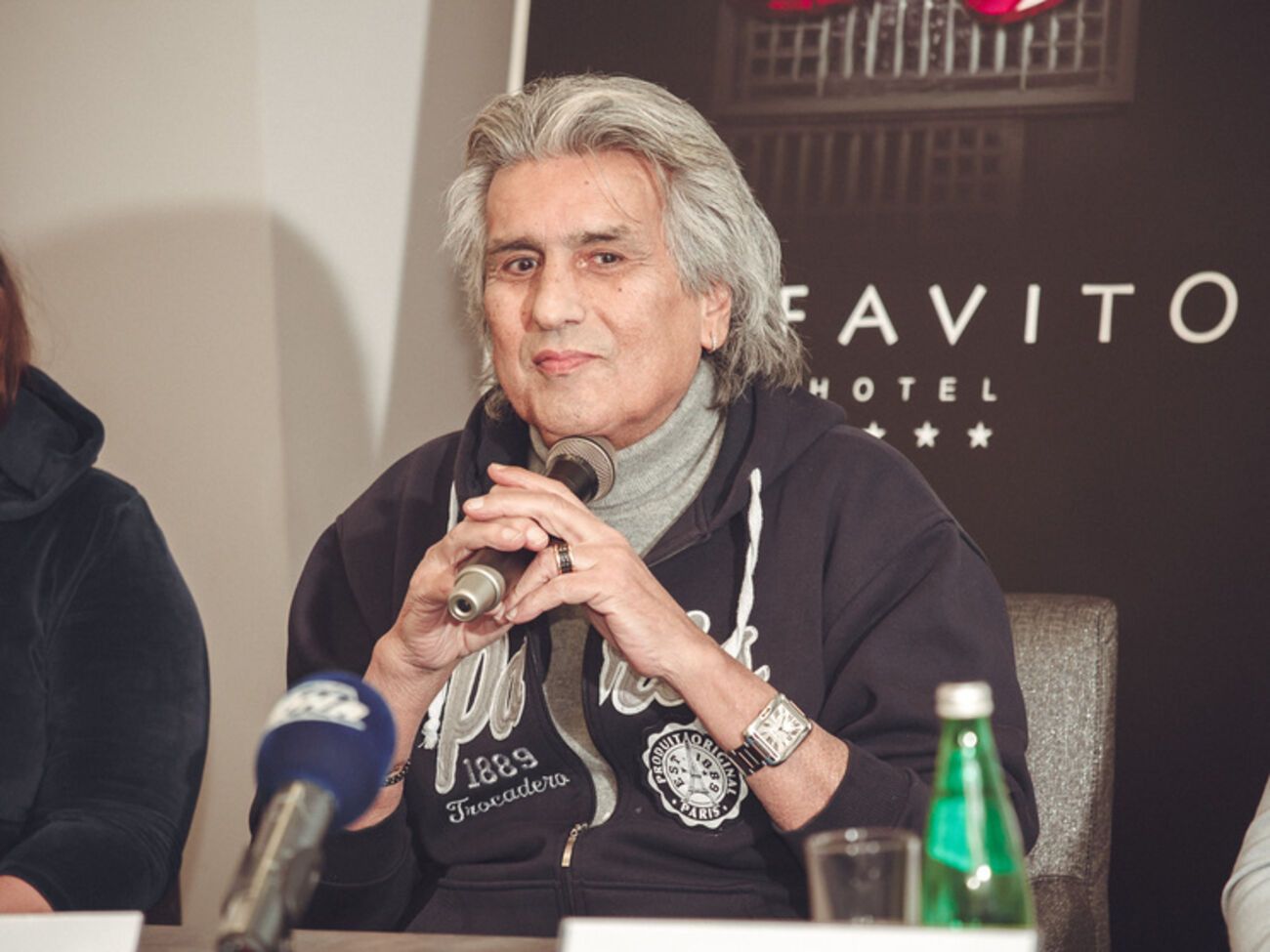 Тото Кутуньо пришел на пресс-конференцию в обычном спортивном костюме и кроссовках.