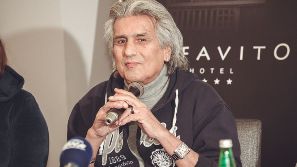 Тото Кутуньо пришел на пресс-конференцию в обычном спортивном костюме и кроссовках.