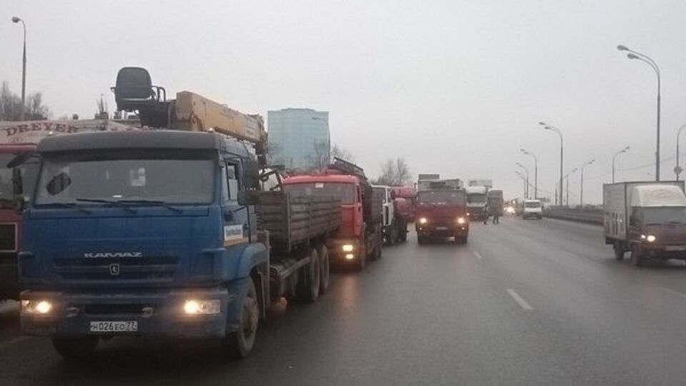 Водители большегрузных автомобилей начали акцию протеста на Московской кольцевой автодороге в районе Ленинградского шоссе