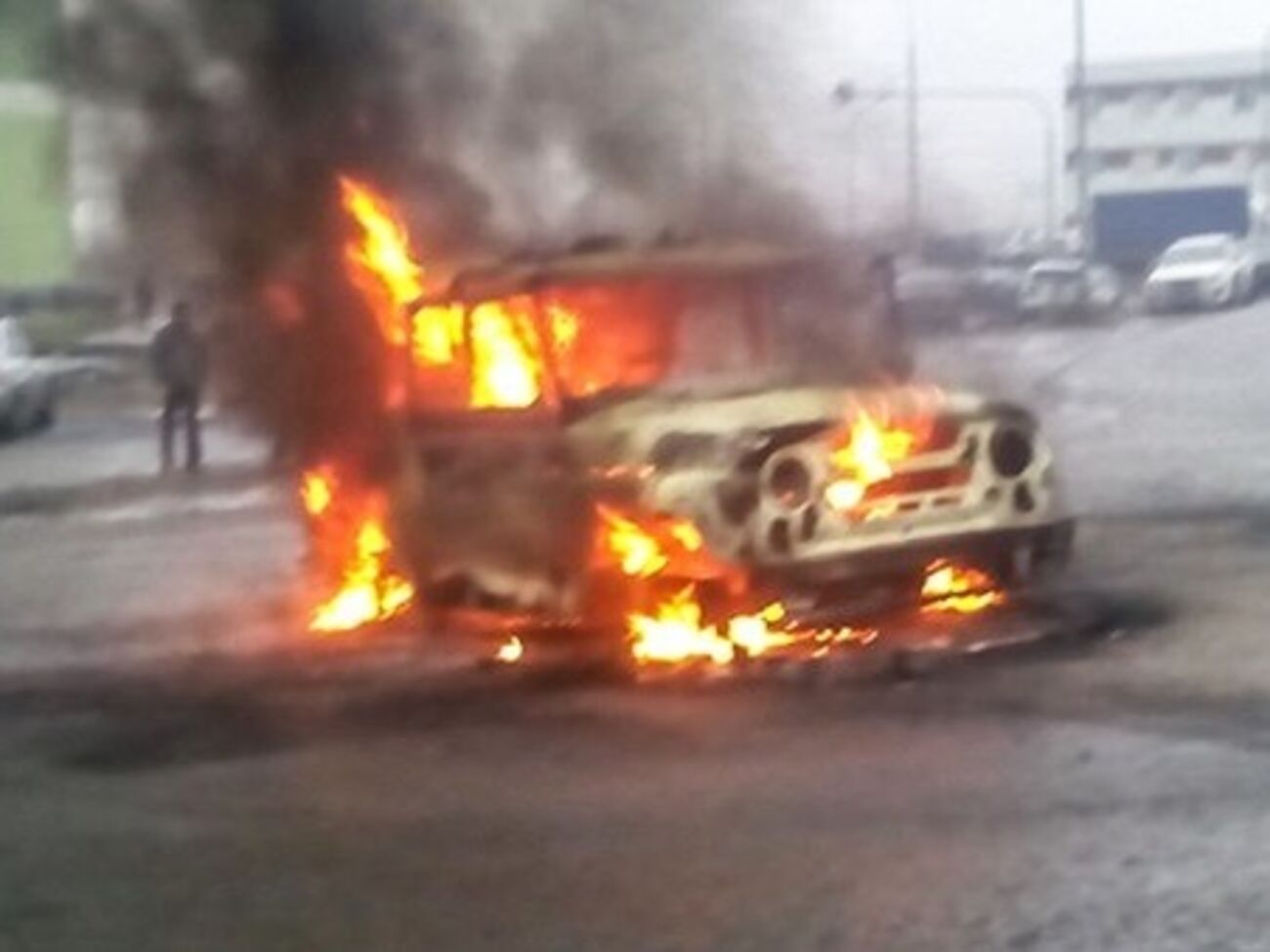 Расстрелянный неизвестными в Санкт-Петербурге (РФ) полицейский автомобиль загорелся
