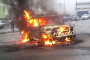 Расстрелянный неизвестными в Санкт-Петербурге (РФ) полицейский автомобиль загорелся