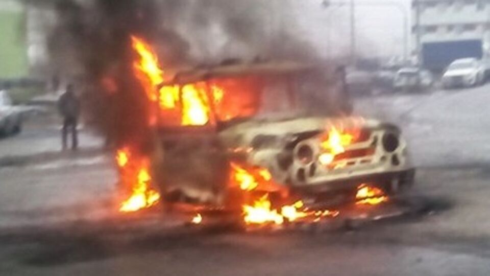 Расстрелянный неизвестными в Санкт-Петербурге (РФ) полицейский автомобиль загорелся