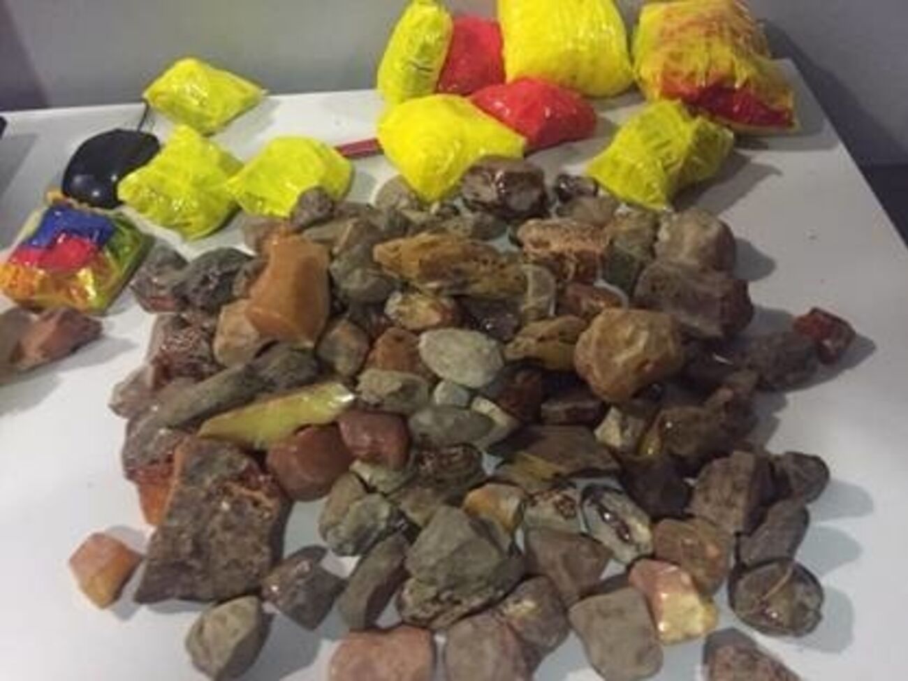 Задержанный иностранец пытался контрабандой вывезти янтарь в Гонконг