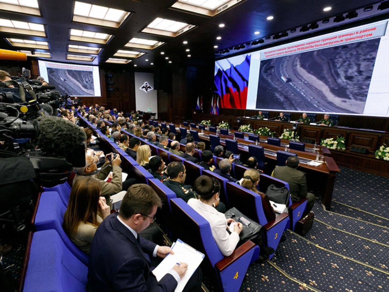 КРАИ: На показанных Минобороны РФ снимках показаны бензовозы, перевозящие нефть из курдского региона в турецкий порт Джейхан