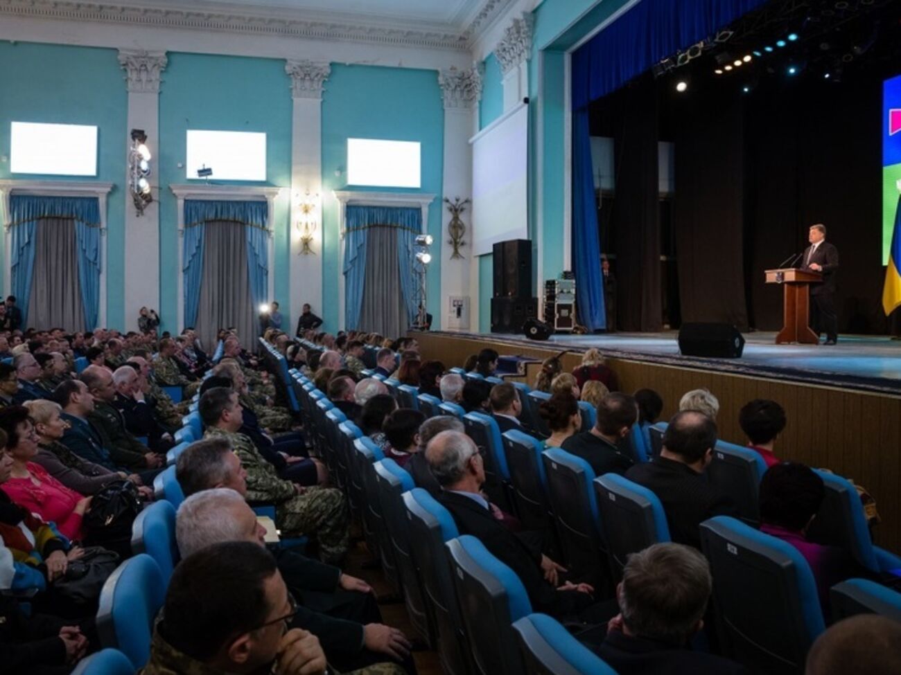 Порошенко рассчитывает на корректировку заложенных в госбюджет показателей финансирования Минобороны