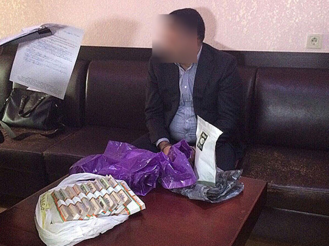 Взяточников взяли в момент передачи денег