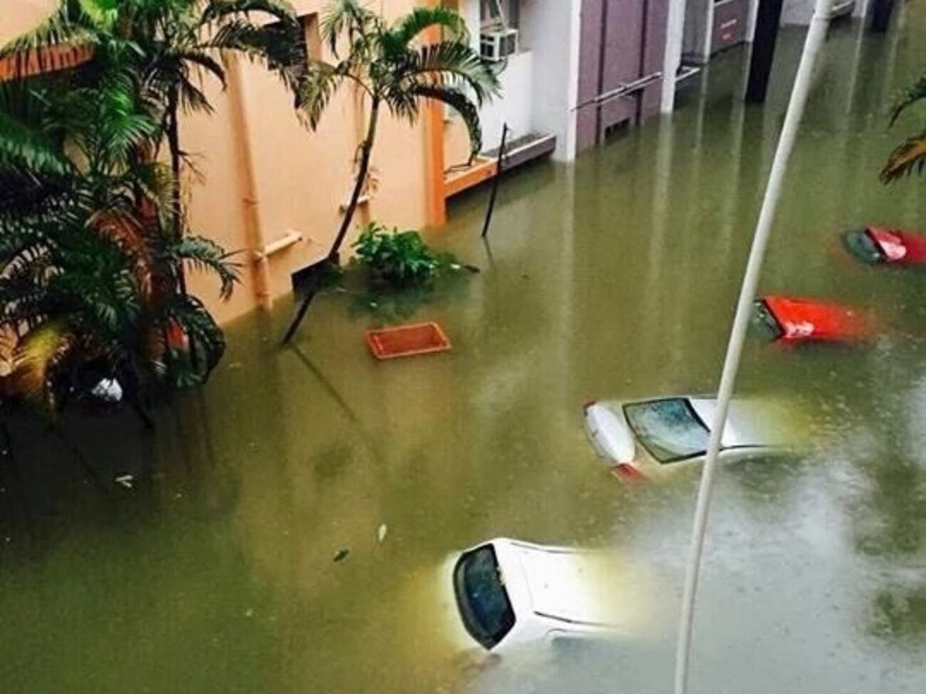 Мощное наводнение в Индии затопило улицы