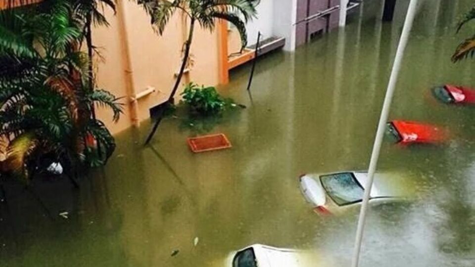 Мощное наводнение в Индии затопило улицы