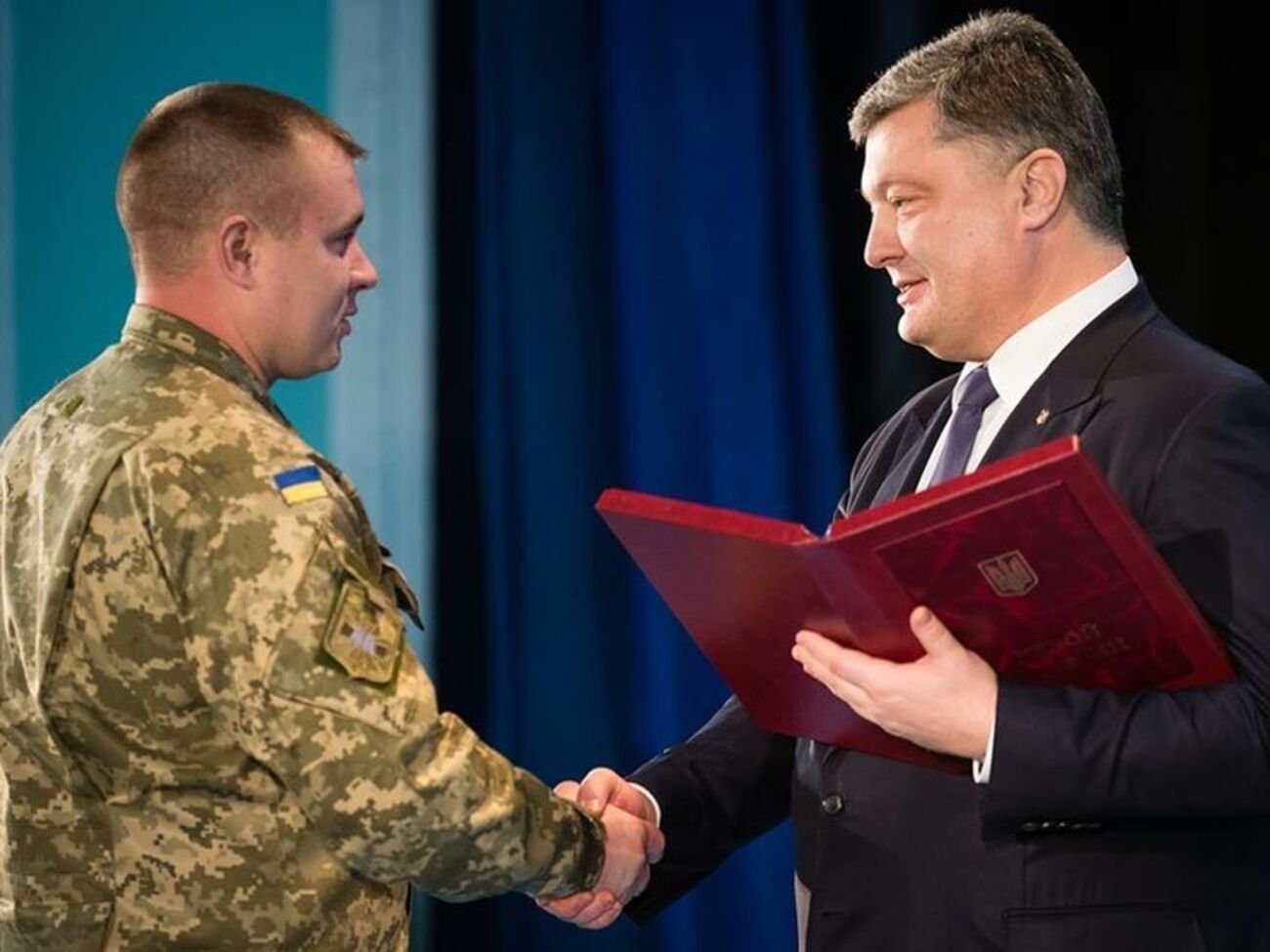Порошенко присвоил звание Героя Украины троим бойцам АТО