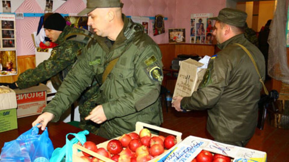 Сотрудники Нацполиции доставили гуманитарную помощь в прифронтовой Павлополь. Фоторепортаж