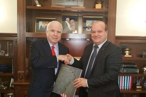Американский сенатор Джон Маккейн (слева) и посол Украины в США Валерий Чалый