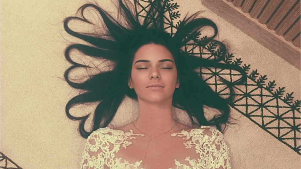 Снимок Кендалл Дженер, для которого она разложила пряди волос в виде сердец, стал хитом Instagram