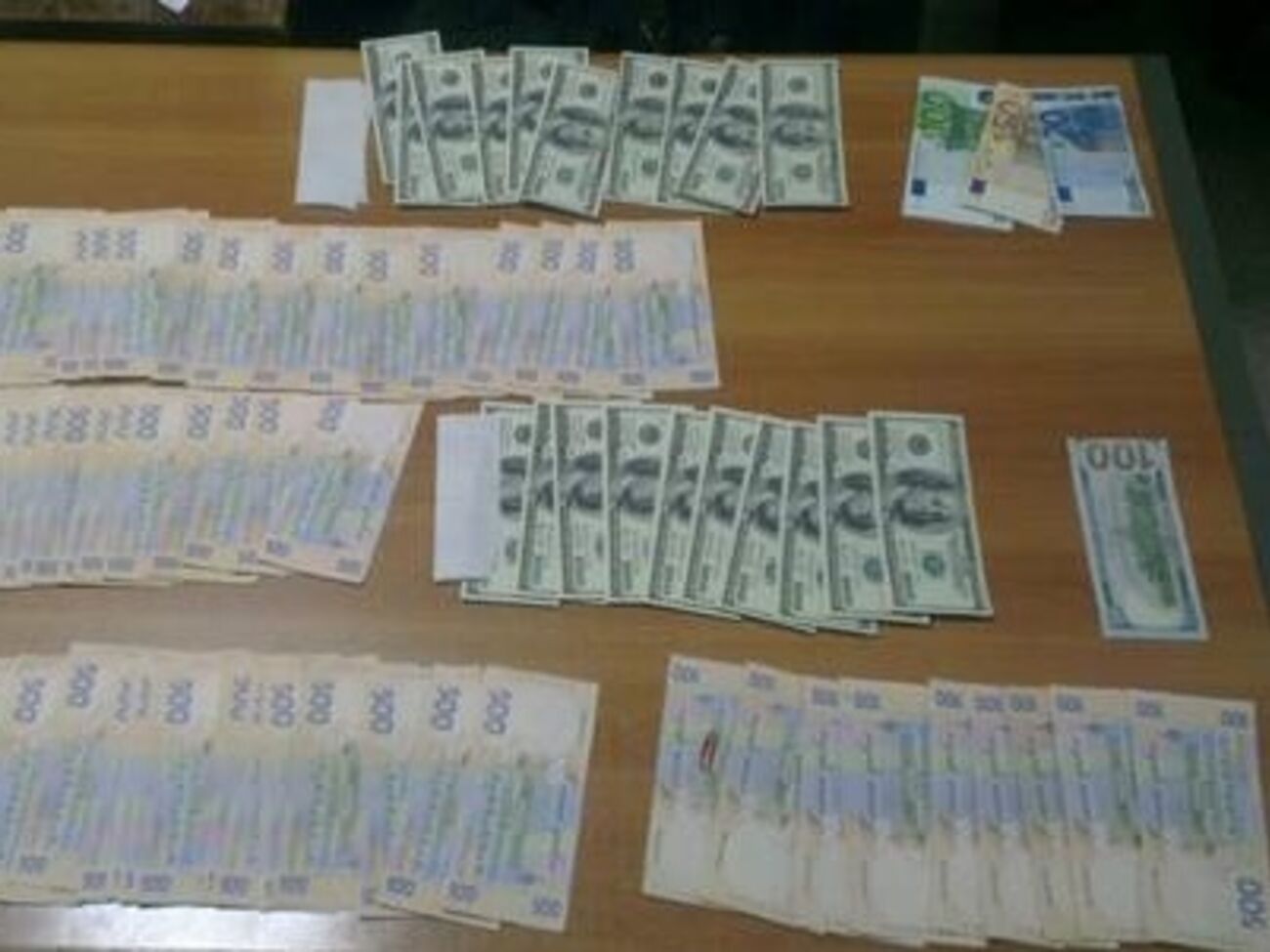 При обыске правоохранители изъяли 250 тыс. грн