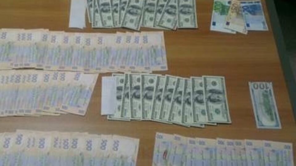 При обыске правоохранители изъяли 250 тыс. грн