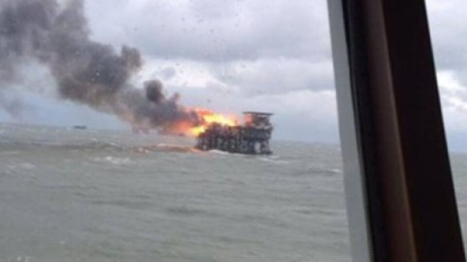 Причиной пожара стало повреждение газопровода на платформе из-за штормового ветра