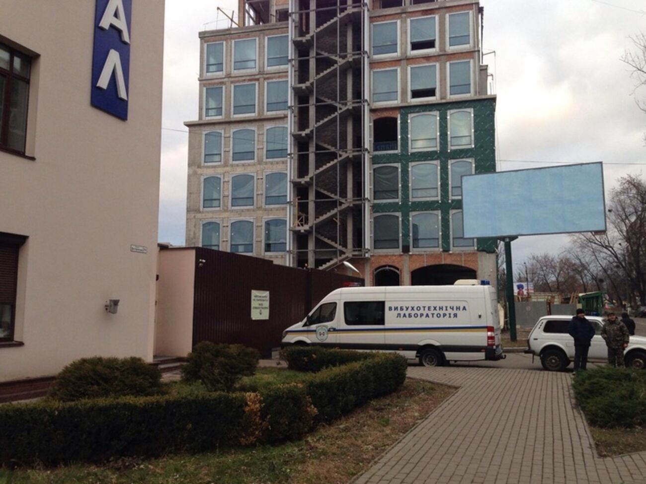 Полицейские, эксперты и кинологи покидают помещение телеканала "112 Украина"&nbsp;