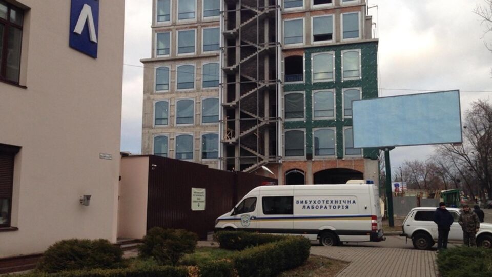 Полицейские, эксперты и кинологи покидают помещение телеканала "112 Украина"