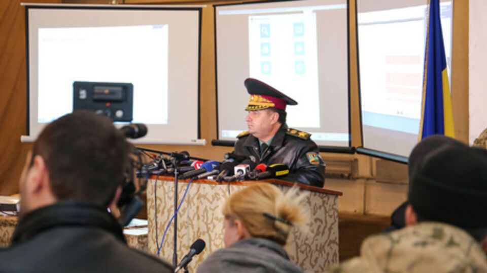 Полторак пообещал всю возможную помощь пострадавшей в ДТП волонтеру Зинкевич