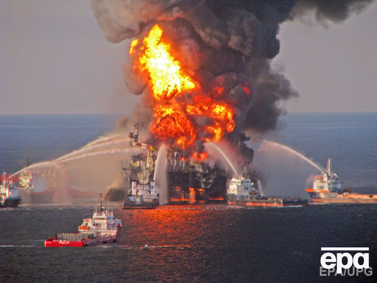 C горящей нефтяной платформы эвакуировали 33 человека