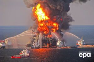 C горящей нефтяной платформы эвакуировали 33 человека