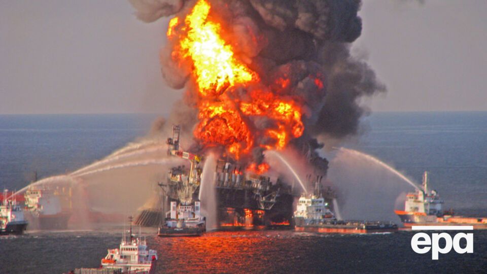 C горящей нефтяной платформы эвакуировали 33 человека