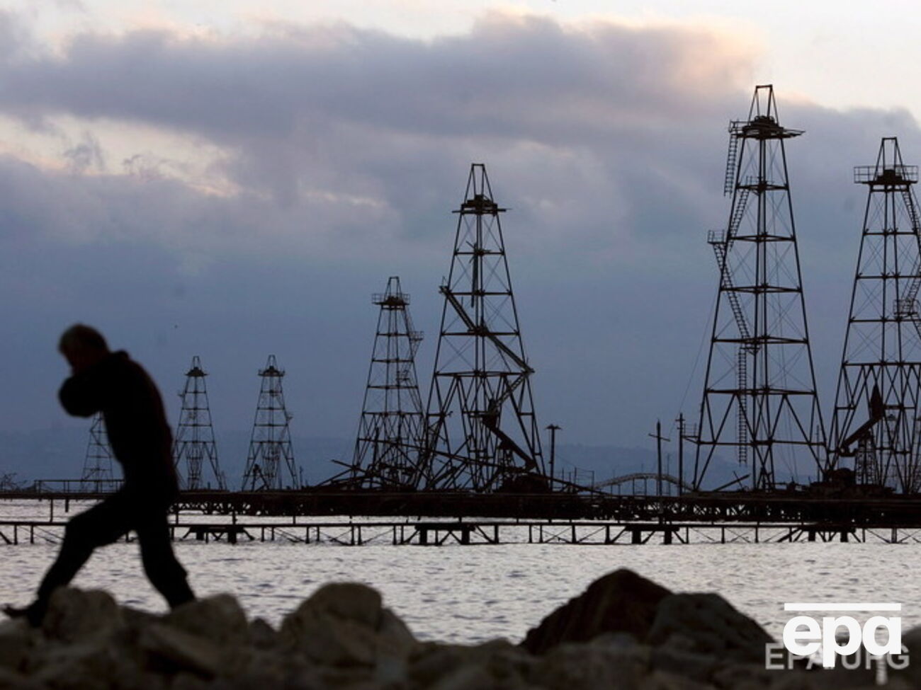 Возбуждено дело по факту пожара на нефтяной платформе в Каспийском море