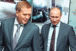 Шумков инвестировал в реконструкцию зданий на улице Варварка и в Китайгородском проезде, а также был совладельцем СК "Олимпийский" и месторождения "Норильск-1"