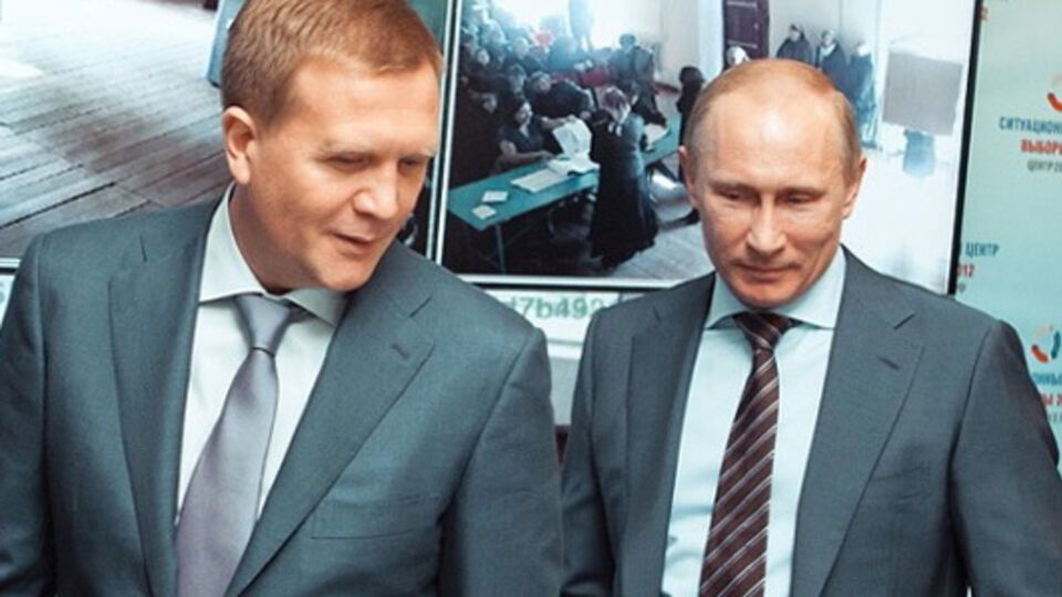 Шумков инвестировал в реконструкцию зданий на улице Варварка и в Китайгородском проезде, а также был совладельцем СК "Олимпийский" и месторождения "Норильск-1"