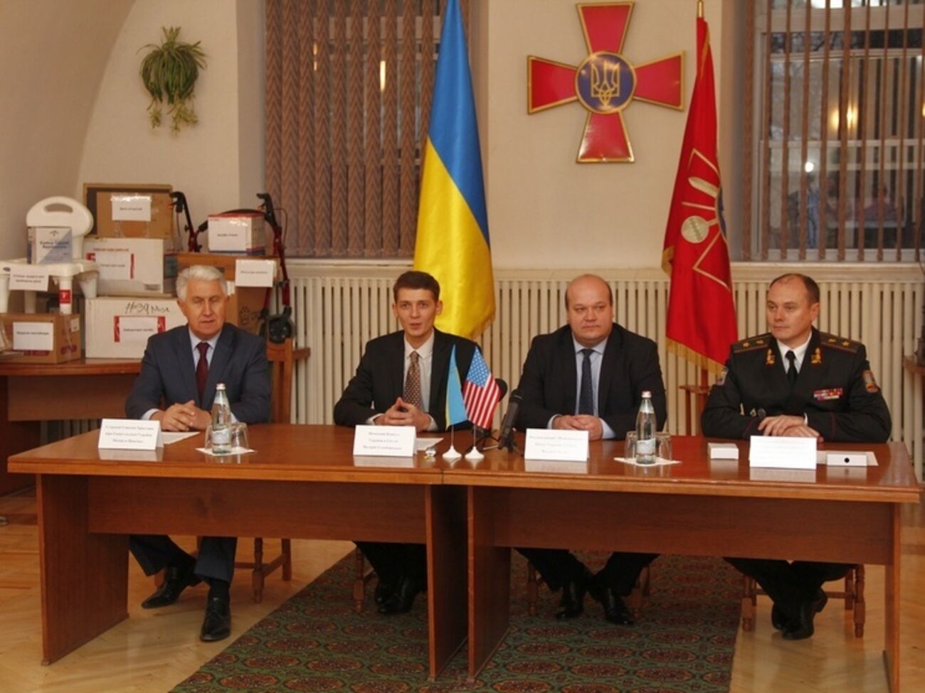 В Главном военном клиническом госпитале в Киеве торжественно передали военным врачам помощь от диаспоры в США