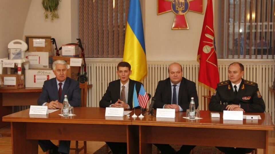 В Главном военном клиническом госпитале в Киеве торжественно передали военным врачам помощь от диаспоры в США