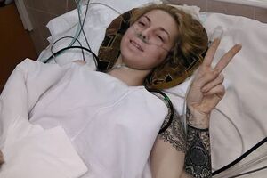 Яна Зинкевич принимает лекарства, ее готовят к операциям