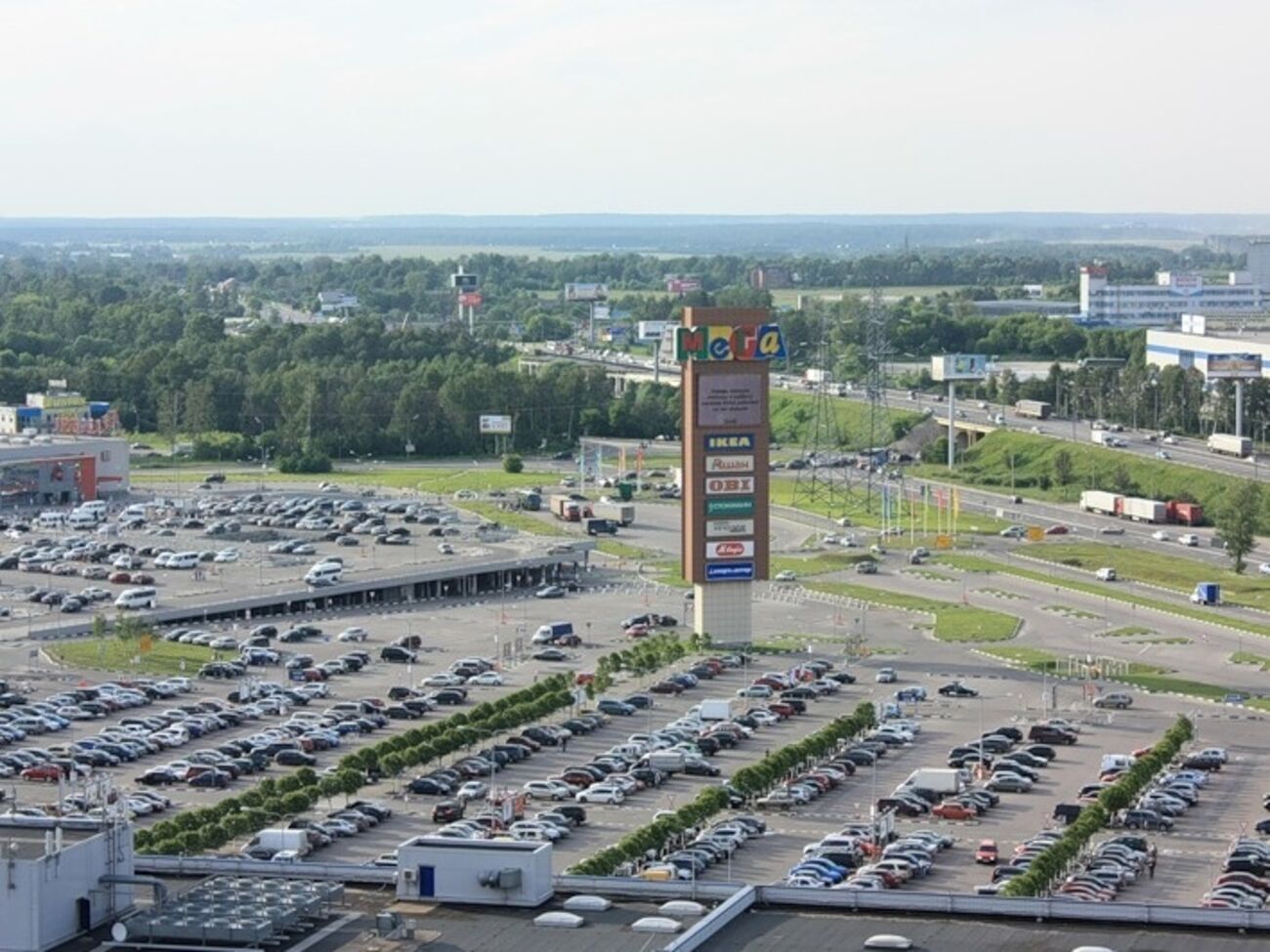 Дальнобойщики обосновались на парковке возле торгового центра "Мега" в Химках