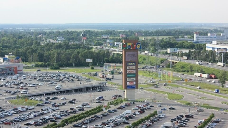 Дальнобойщики обосновались на парковке возле торгового центра "Мега" в Химках
