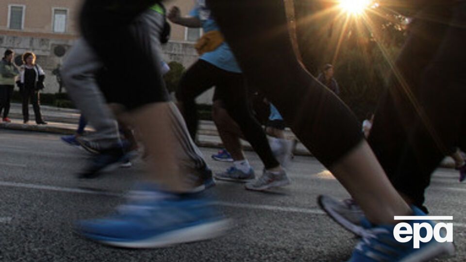 Мужчине стало плохо в 400 метрах от финиша