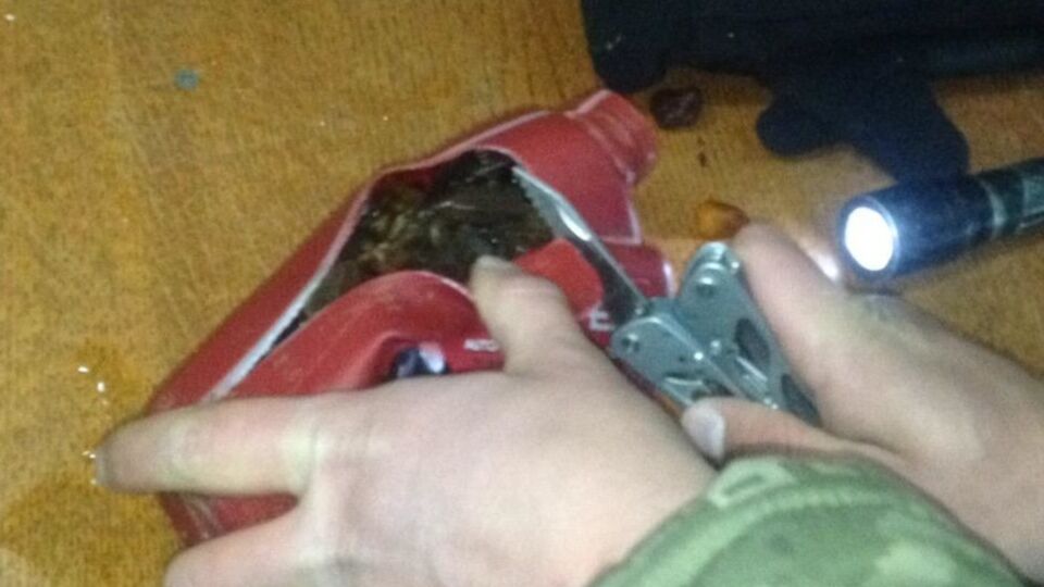 Янтарь был спрятан в одной из пластиковых бутылок и в пакете с конфетами