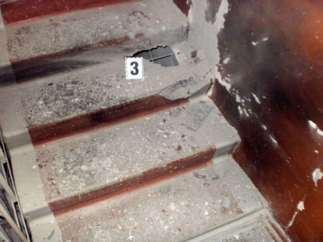 На месте взрыва работают эксперты