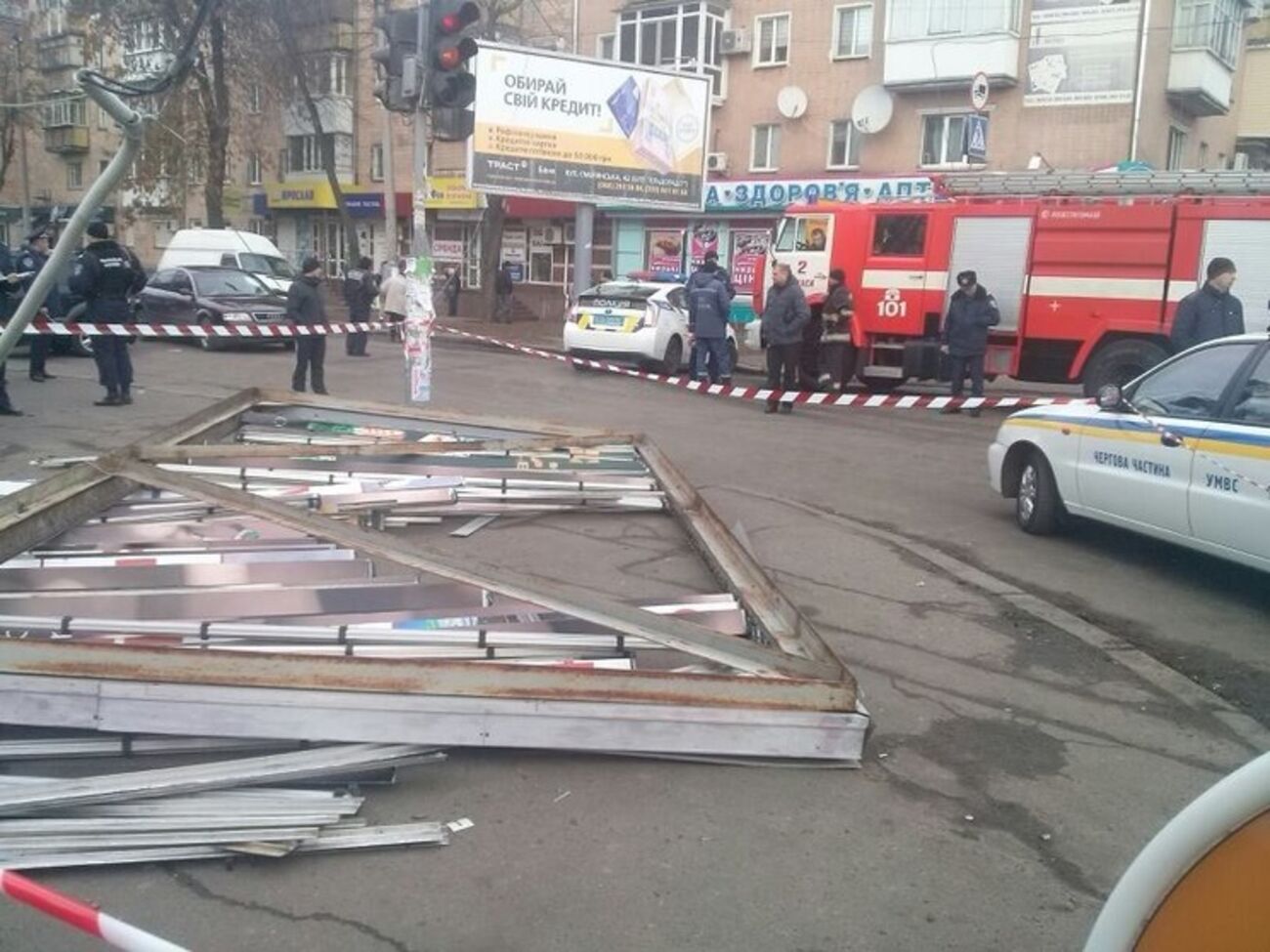 Спасатели предполагают, что щит упал от порыва ветра