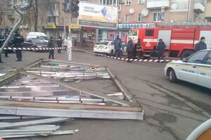 Спасатели предполагают, что щит упал от порыва ветра