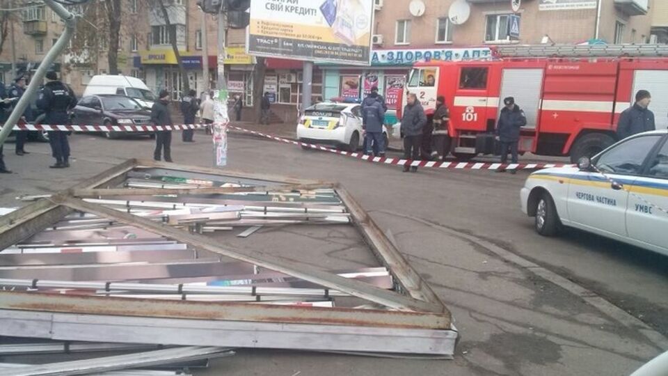 Спасатели предполагают, что щит упал от порыва ветра