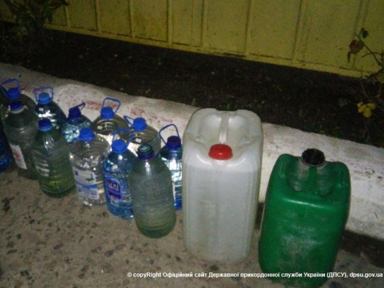 Пограничники нашли в бензобаке у контрабандиста 200 л спирта