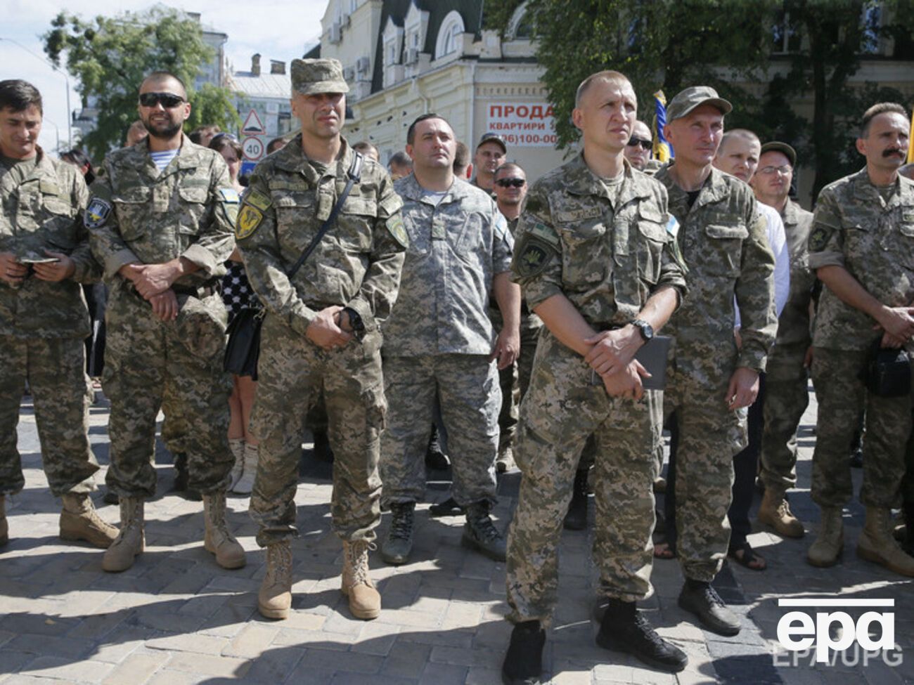 Порошенко пообещал повысить зарплаты военным