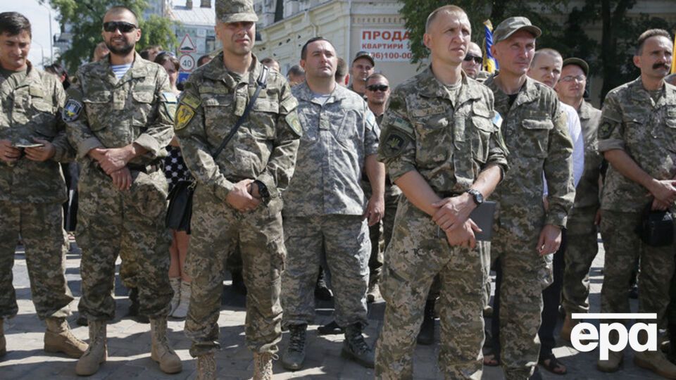 Порошенко пообещал повысить зарплаты военным