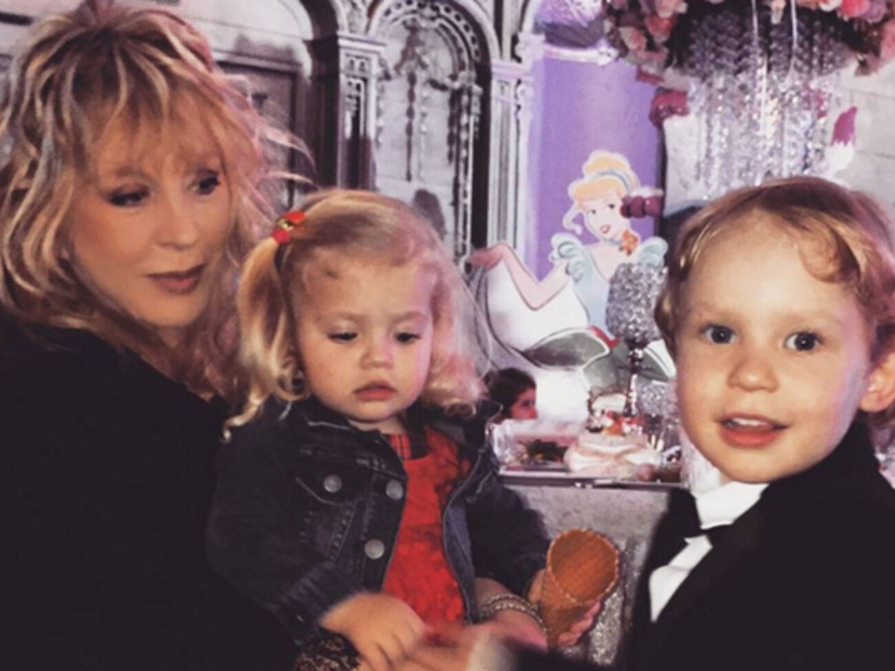 Аллу-Викторию поздравила экс-супруга певца Алла Пугачева со своей младшей дочерью Лизой